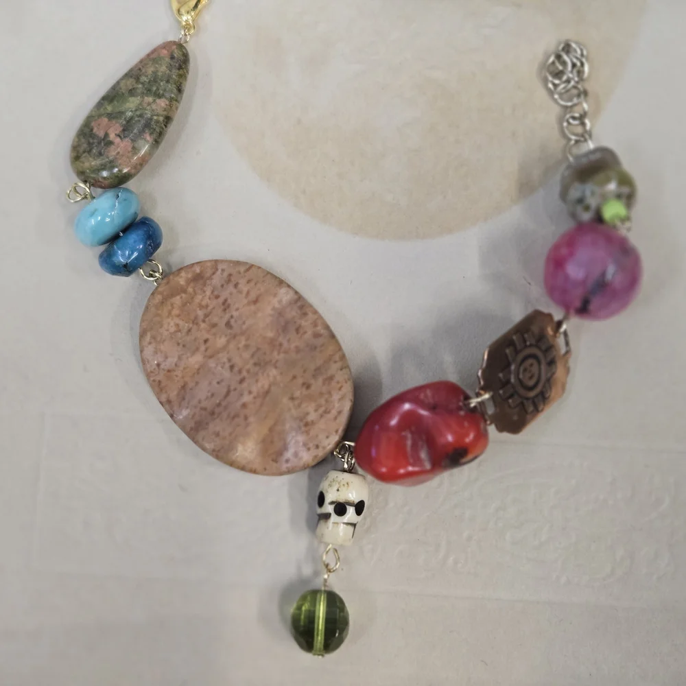 Elegant Silver and Black Necklace - Picture 4 of 7